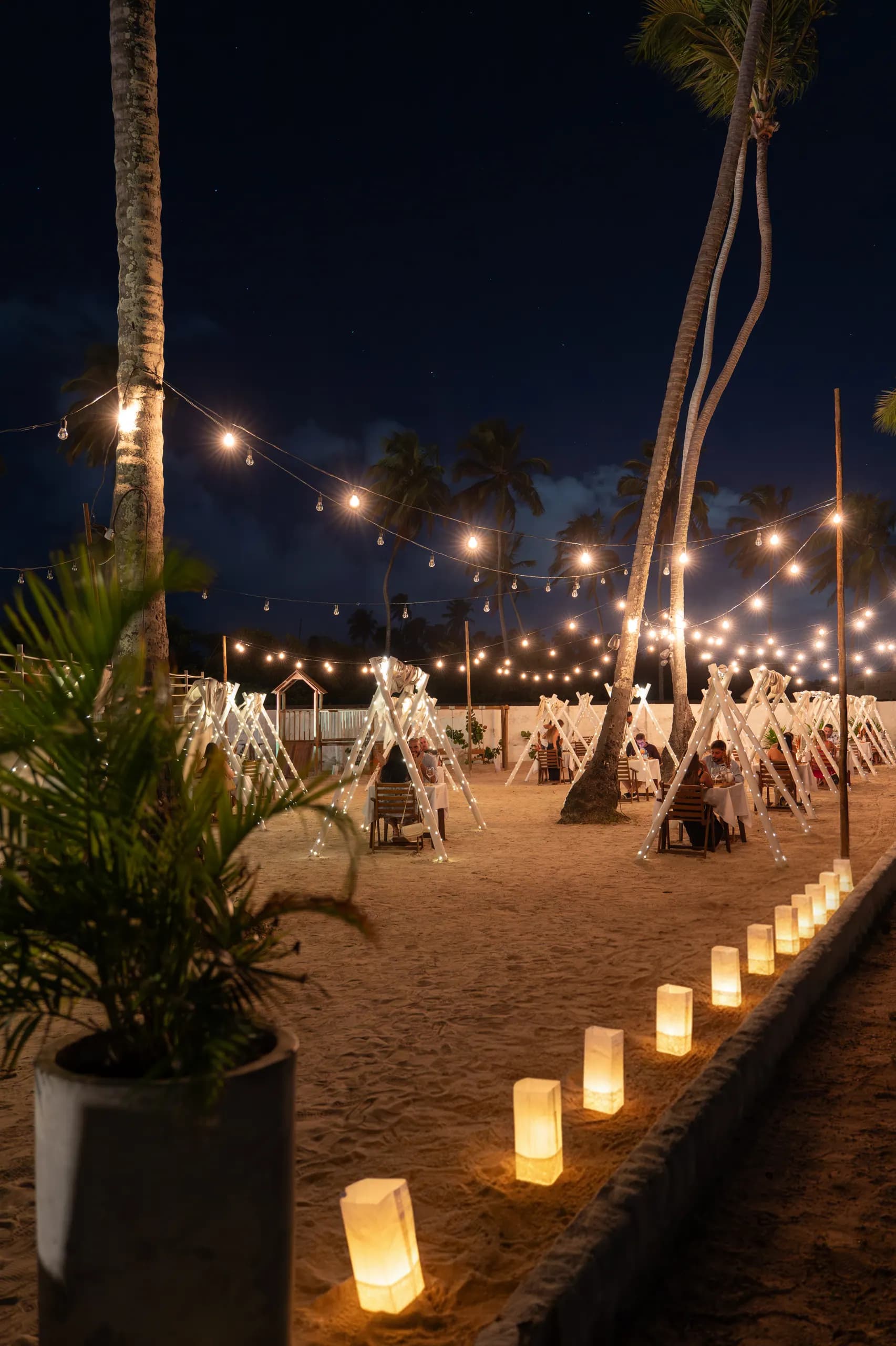 Cabana preparada para jantar à beira-mar